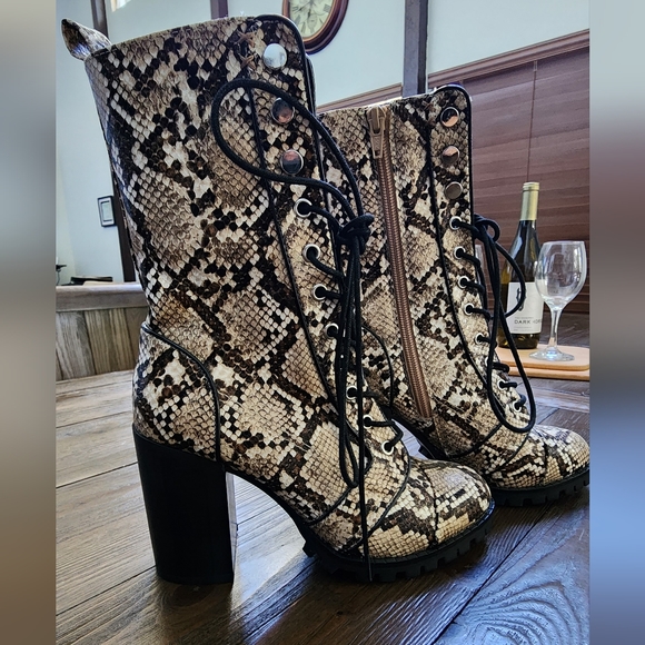 DV DOLCE VITA Ayleen Heeled Lug Sole Combat Boots Size 6 NWOT - Picture 2 of 15